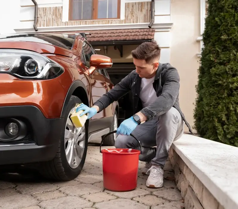 Lavage auto à domicile Vallangoujard : professionnel intervenant sur un véhicule